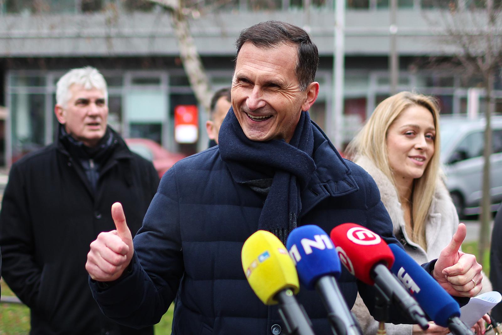 04.01.2025., Zagreb - Kandidat za predsjednika Republike Hrvatske Dragan Primorac odrzao je konferenciju za medije na temu: Zoran Milanovic - najgori premijer, nikad gori predsjednik! Dragan Primoras sa suradnicima najprije se prosetao do kluba u Slovenskoj 9 gdje se skupljala politicka elita u vrijeme korone, a kasnije je dao izjavu okupljenim medijima ispred prostorija HVIDRA-e u Slovenskoj. Photo: Goran Stanzl/PIXSELL