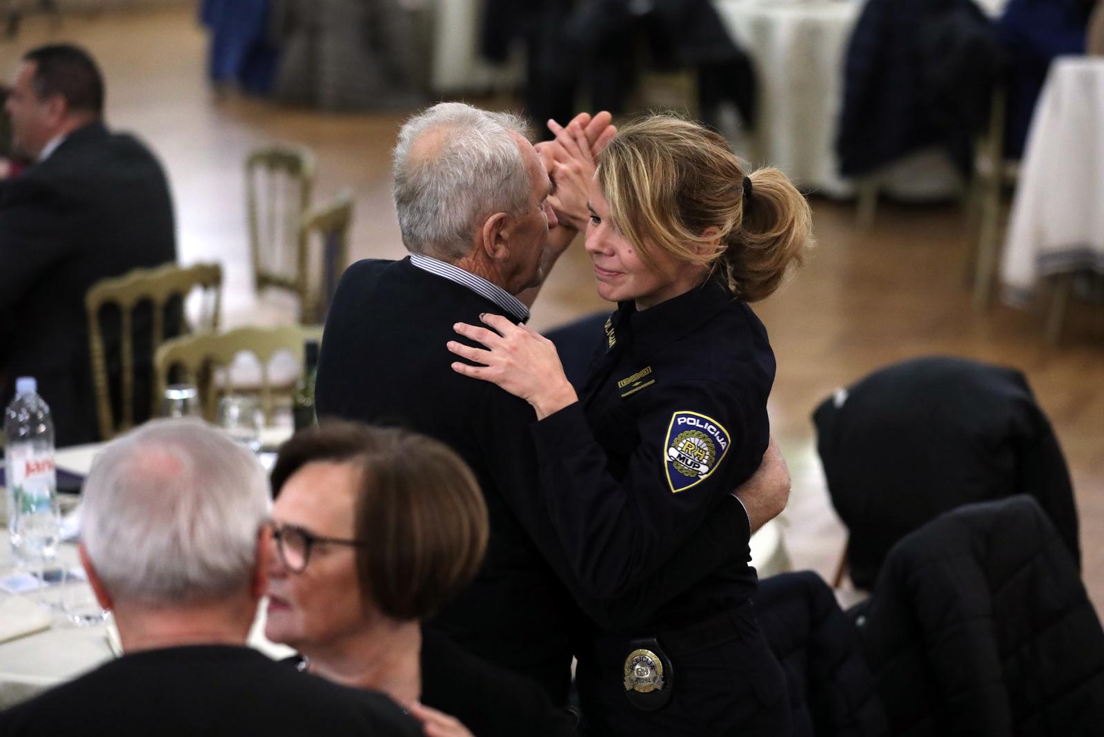 Ples policije i starijih građana