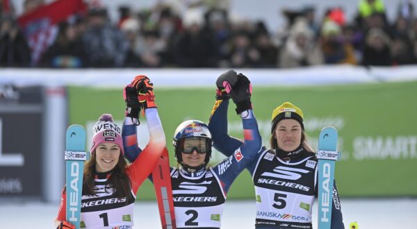 05.01.2025., Kranjska Gora, Slovenija - Druga voznja zenskog slaloma FIS Svjetskog skijaskog kupa. Wendy Holdener (drugo mjesto), Zrinka Ljutic (prvo mjesto), Anna Swenn Larsson (trece mjesto) Photo: Igor Soban/PIXSELL