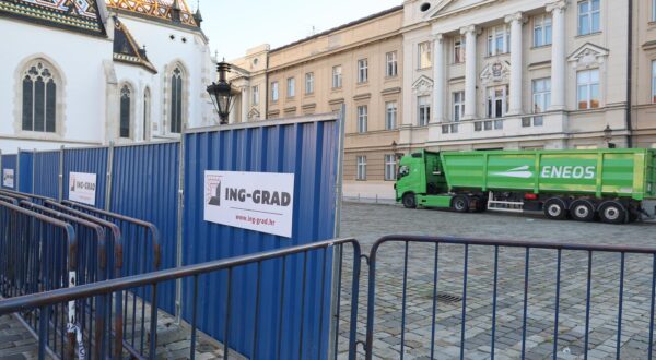 05.11.2024., Zagreb - Na Trgu svetog Marka oko zgrade Sabora postavljene su ograde i time pocinju radovi na obnovi. Vec prije je zabranjen prolaz vozilima preko trga, a za pjesake je ostavljne koridor od Kamenitih vrata istocnom stranom trga.  Photo: Patrik Macek/PIXSELL