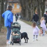 06.02.2024., Karlovac - Iznadprosjecno toplo suncano vrijeme i tempretaura od 17 stupnjeva  izmamilo je brojne gradane u parkove. Photo: Kristina Stedul Fabac/PIXSELL