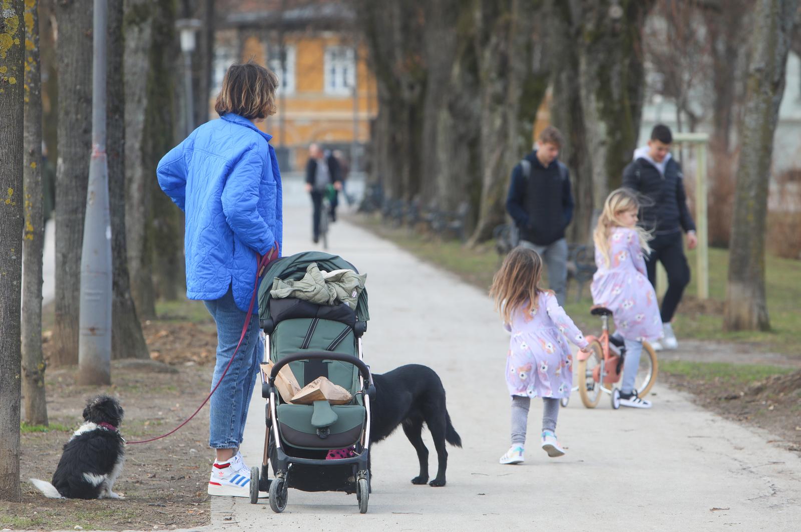 06.02.2024., Karlovac - Iznadprosjecno toplo suncano vrijeme i tempretaura od 17 stupnjeva  izmamilo je brojne gradane u parkove. Photo: Kristina Stedul Fabac/PIXSELL