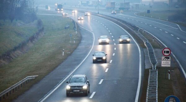 07.01.2025, Slavonski Brod: U poslijepodnevnim satima sve gusca magla i zbog povratka s blagdana pojacan promet na autocesti A3 u smjeru Zagreba. Photo: Ivica Galovic/PIXSELL