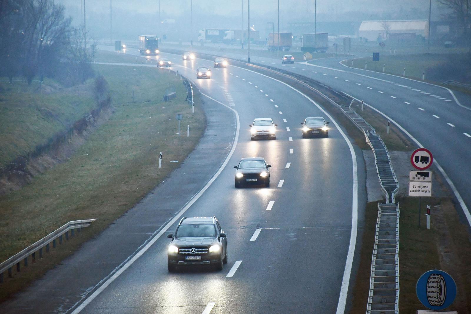 07.01.2025, Slavonski Brod: U poslijepodnevnim satima sve gusca magla i zbog povratka s blagdana pojacan promet na autocesti A3 u smjeru Zagreba. Photo: Ivica Galovic/PIXSELL