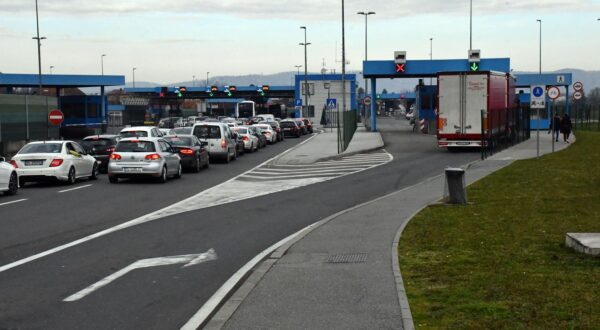 08.01.2023., Slavonski Brod/Bosanski Brod (BiH) - Duge kolone vozila na granicnom prijelazu u Slavonskom Brodu na ulasku u RH, te u Bosanskom Brodu i mostu preko rijeke Save u smjeru prema Republici Hrvatskoj. U suprotnom smjeru nema guzvi i duzih cekanja.

   Photo: Ivica Galovic/PIXSELL