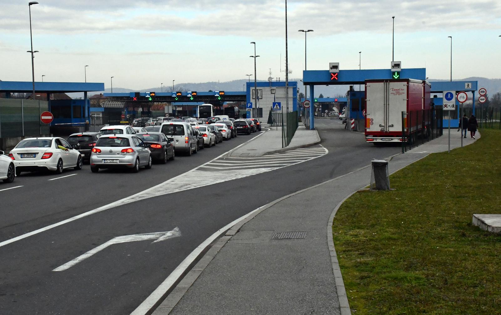 08.01.2023., Slavonski Brod/Bosanski Brod (BiH) - Duge kolone vozila na granicnom prijelazu u Slavonskom Brodu na ulasku u RH, te u Bosanskom Brodu i mostu preko rijeke Save u smjeru prema Republici Hrvatskoj. U suprotnom smjeru nema guzvi i duzih cekanja.

   Photo: Ivica Galovic/PIXSELL