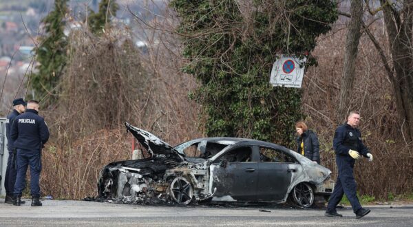 09.01.2025., Zagreb - Nocas je u Kotoripskoj ulici izgorio osobni automobil marke Mercedes. Pozar je zahvatio i obliznji automobil marke Citroen. Policijski ocevid je u tijeku. Photo: Goran Stanzl/PIXSELL