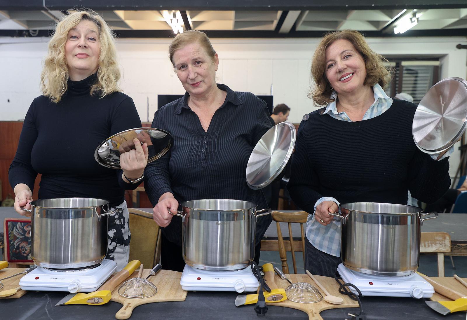 09.01.2025., Split - Glumice Tajana Jovanovic, Snjezana Sinovcic Siskov i Bruna Bebic glavne su glumice u predstavi "Ljeta s Marijom". Photo: Ivana Ivanovic/PIXSELL