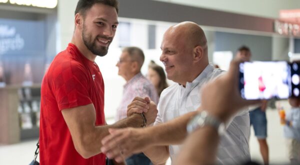 09.08.2024., Zagreb, Velika Gorica - Predstavnici Hrvatskog olimpijskog odbora docekali su u Medjunarodnoj zracnoj luci Zagreb boksaca Gabrijela Veocica, povratnika s Olimpijskih igara u Parizu. Gabrijel Veocic, Pero Veocic.
 Photo: Davor Puklavec/PIXSELL