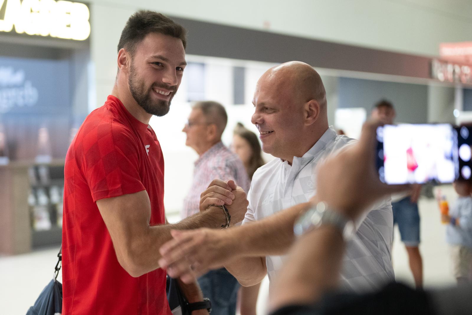 09.08.2024., Zagreb, Velika Gorica - Predstavnici Hrvatskog olimpijskog odbora docekali su u Medjunarodnoj zracnoj luci Zagreb boksaca Gabrijela Veocica, povratnika s Olimpijskih igara u Parizu. Gabrijel Veocic, Pero Veocic.
 Photo: Davor Puklavec/PIXSELL