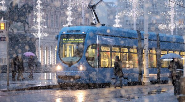 10.01.2025., Zagreb - Nakon nekoliko dan juzine, pogorsanje vremena zahvatilo je Zagreb. Pada gusti snijeg, puse sjeverni vetar, a temperatura se naglo spusta. Photo: Patrik Macek/PIXSELL