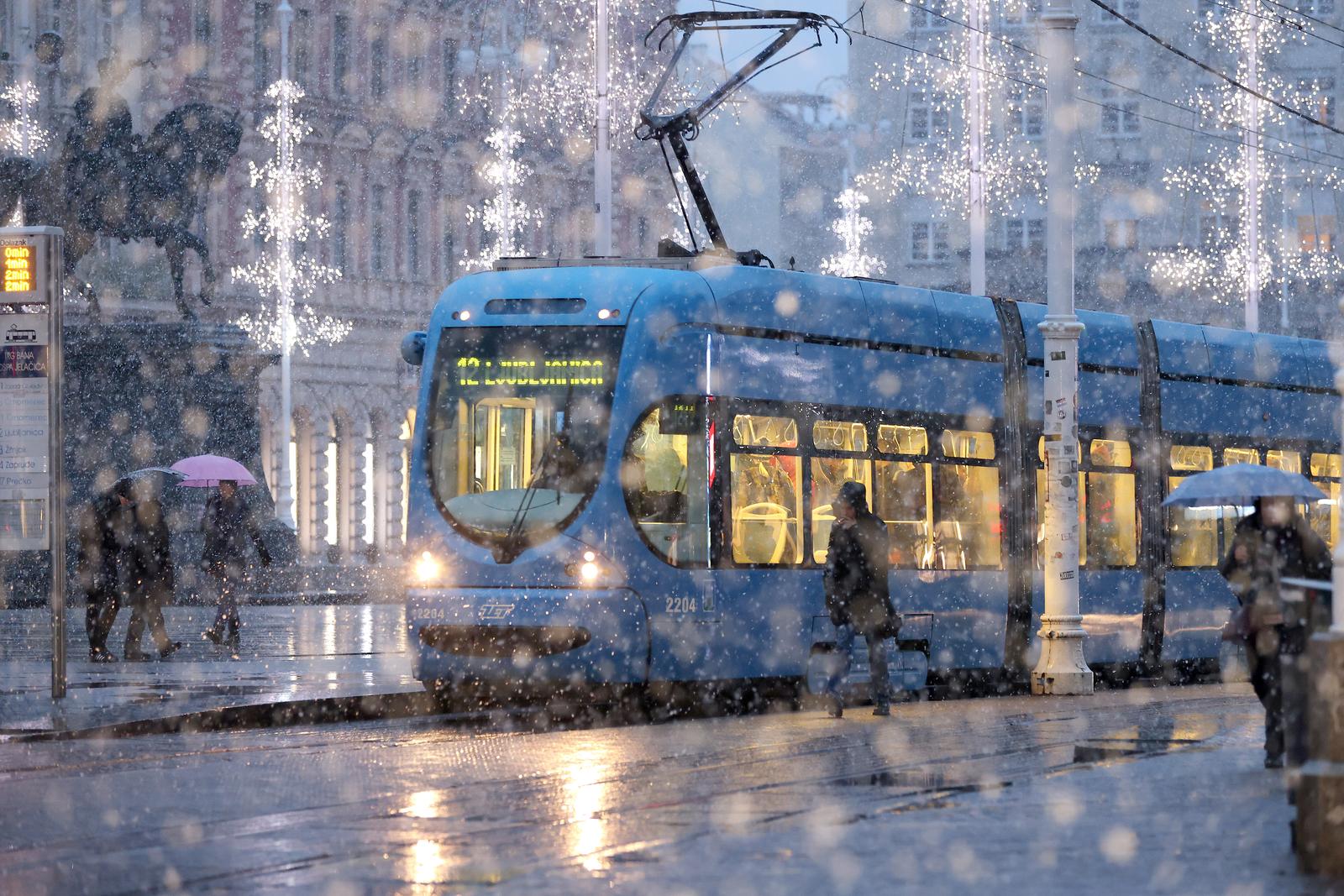 10.01.2025., Zagreb - Nakon nekoliko dan juzine, pogorsanje vremena zahvatilo je Zagreb. Pada gusti snijeg, puse sjeverni vetar, a temperatura se naglo spusta. Photo: Patrik Macek/PIXSELL