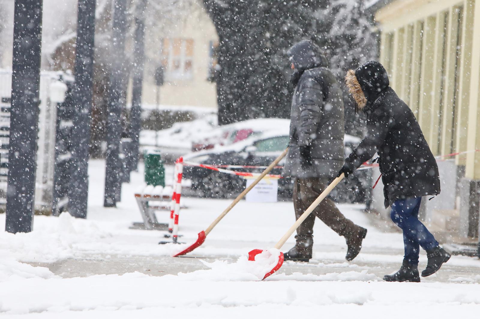 10.01.2025., Karlovac - Od ranih jutarnjih sati u Karlovcu pada gusti snijeg. Photo: Kristina Stedul Fabac/PIXSELL