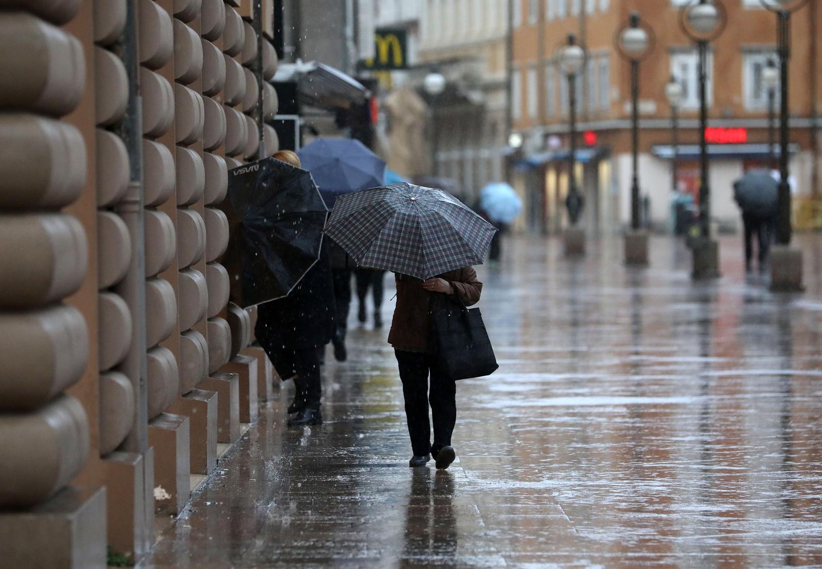 10.01.2025., Rijeka - Kisa i bura, uz zahladnjenje, stvaraju probleme gradjanima. Photo: Goran Kovacic/PIXSELL