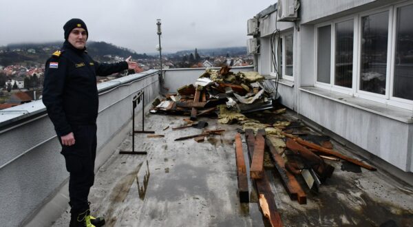 10.01.2025., Nova Gradiska: Olujno nevrijeme praceno jakim vjetrom odnijelo dio krova sa zgrade gradske uprave grada Nova Gradiska. Photo: Ivica Galovic/PIXSELL