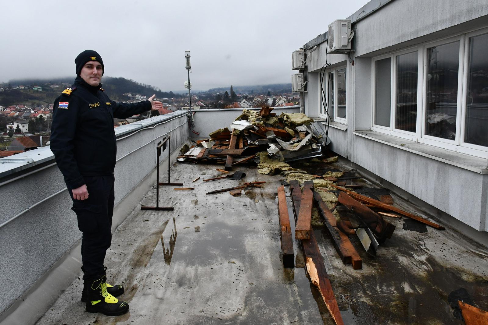 10.01.2025., Nova Gradiska: Olujno nevrijeme praceno jakim vjetrom odnijelo dio krova sa zgrade gradske uprave grada Nova Gradiska. Photo: Ivica Galovic/PIXSELL