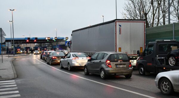 10.12.2024., Slavonski Brod - Pojacan promet vozila na granicnom prijelazu s Bosnom i Hercegovinom u Slavonskom Brodu. Photo: Ivica Galovic/PIXSELL