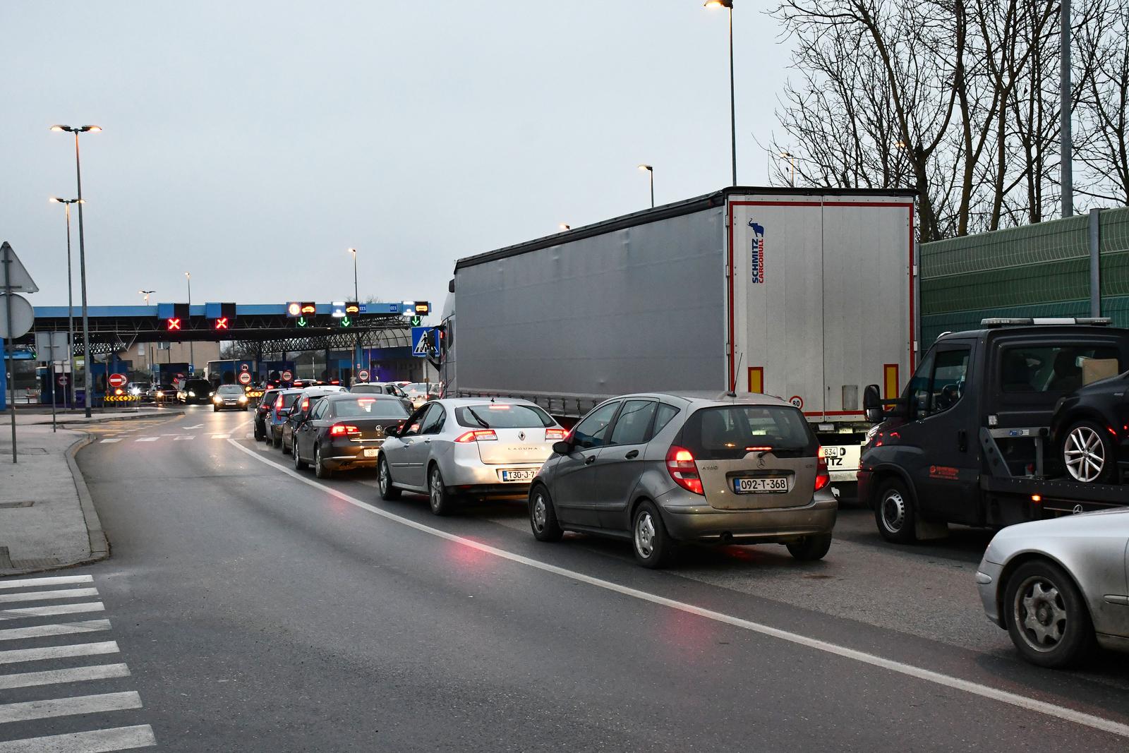 10.12.2024., Slavonski Brod - Pojacan promet vozila na granicnom prijelazu s Bosnom i Hercegovinom u Slavonskom Brodu. Photo: Ivica Galovic/PIXSELL