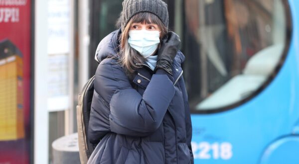 11.01.2024., Zagreb - U sijecnju se ocekuje vrhunac virusnih bolesti pa se sve cesce ponovno mogu vidjeti medicinske maske kojima ljudi pokusavaju zastiti sebe i druge od zaraze. Ove godine se gripi i koroni pridruzio i hripavac za koji je od pocetka epidemije zaprimljeno 4446 prijava o oboljelima.  
 Photo: Patrik Macek/PIXSELL