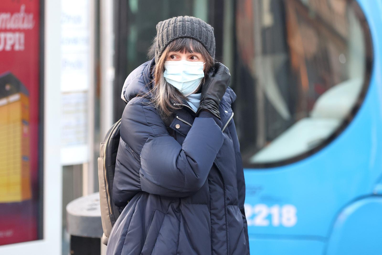 11.01.2024., Zagreb - U sijecnju se ocekuje vrhunac virusnih bolesti pa se sve cesce ponovno mogu vidjeti medicinske maske kojima ljudi pokusavaju zastiti sebe i druge od zaraze. Ove godine se gripi i koroni pridruzio i hripavac za koji je od pocetka epidemije zaprimljeno 4446 prijava o oboljelima.  
 Photo: Patrik Macek/PIXSELL