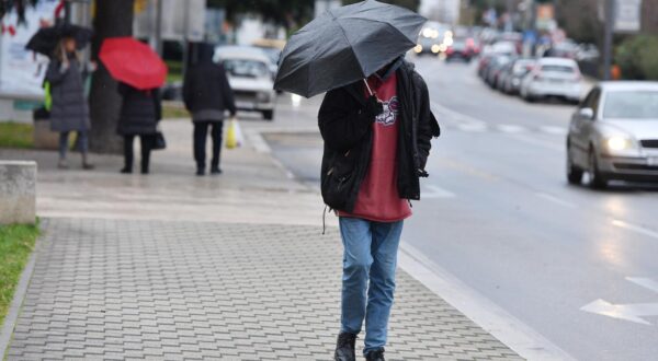 11.12.2024., Sibenik - Kisno prijepodne na gradskim ulicama. Photo: Hrvoje Jelavic/PIXSELL