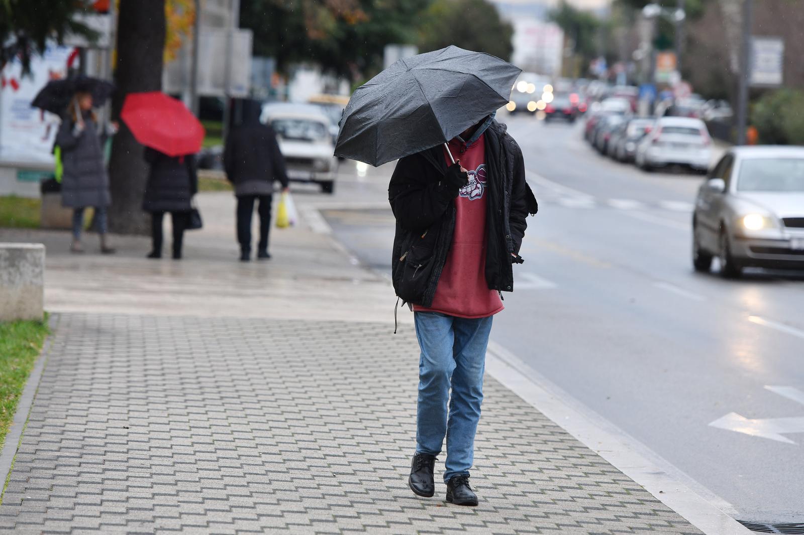 11.12.2024., Sibenik - Kisno prijepodne na gradskim ulicama. Photo: Hrvoje Jelavic/PIXSELL