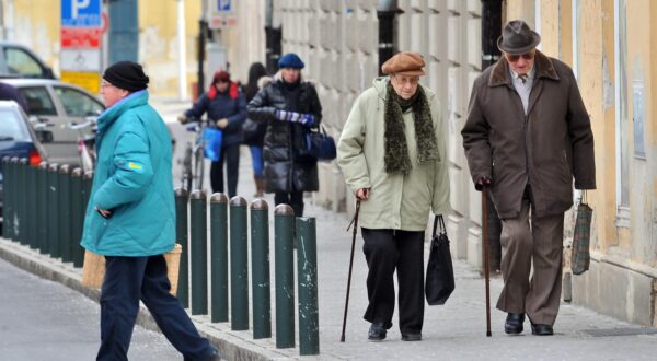 01.02.2012., Kukuljeviceva ulica, Varazdin - Umirovljenici iskoristili toplije jutro za nabavku namirnica."nPhoto: Marko Jurinec/PIXSELL.