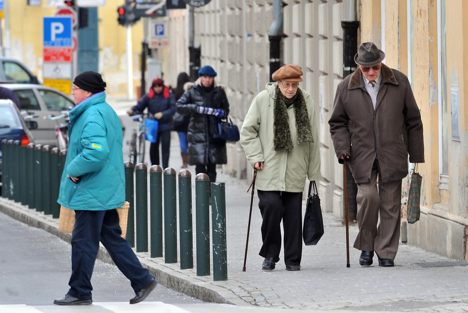 01.02.2012., Kukuljeviceva ulica, Varazdin - Umirovljenici iskoristili toplije jutro za nabavku namirnica."nPhoto: Marko Jurinec/PIXSELL.