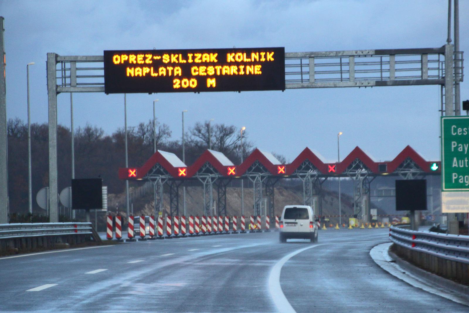 15.01.2013., Pula - Dok u ostalim dijelovima Hrvatske pada snijeg, na Istarskom ipsilonu promet tece neometano uz oprez od moguce poledice i skliskog kolnika.r Photo: Dusko Marusic/PIXSELL