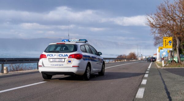 13.01.2025., Senj - Jaka bura u Senju stvara probleme u prometu. Za sav promet zatvorena je Jadranska magistrala (DC8) između Senja i Svete Marije Magdalene. Photo: Hrvoje Kostelac/PIXSELL