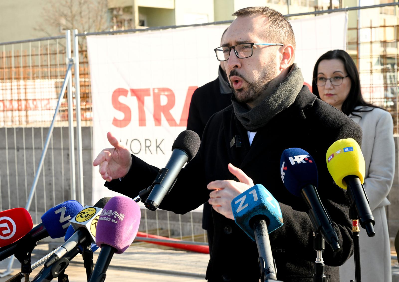 14.01.25., Zagreb - Gradonacelnik Grada Zagreba sa svojim suradnicima obisao je gradiliste bazena u naselju Spansko, te odrzao redovnu konferenciju za medije. Photo: Davorin Visnjic/PIXSELL