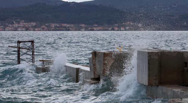 15.04.2023., Zadar - Juzina na zadarskom gatu na kojem jos traju radovi Photo: Sime Zelic/PIXSELL