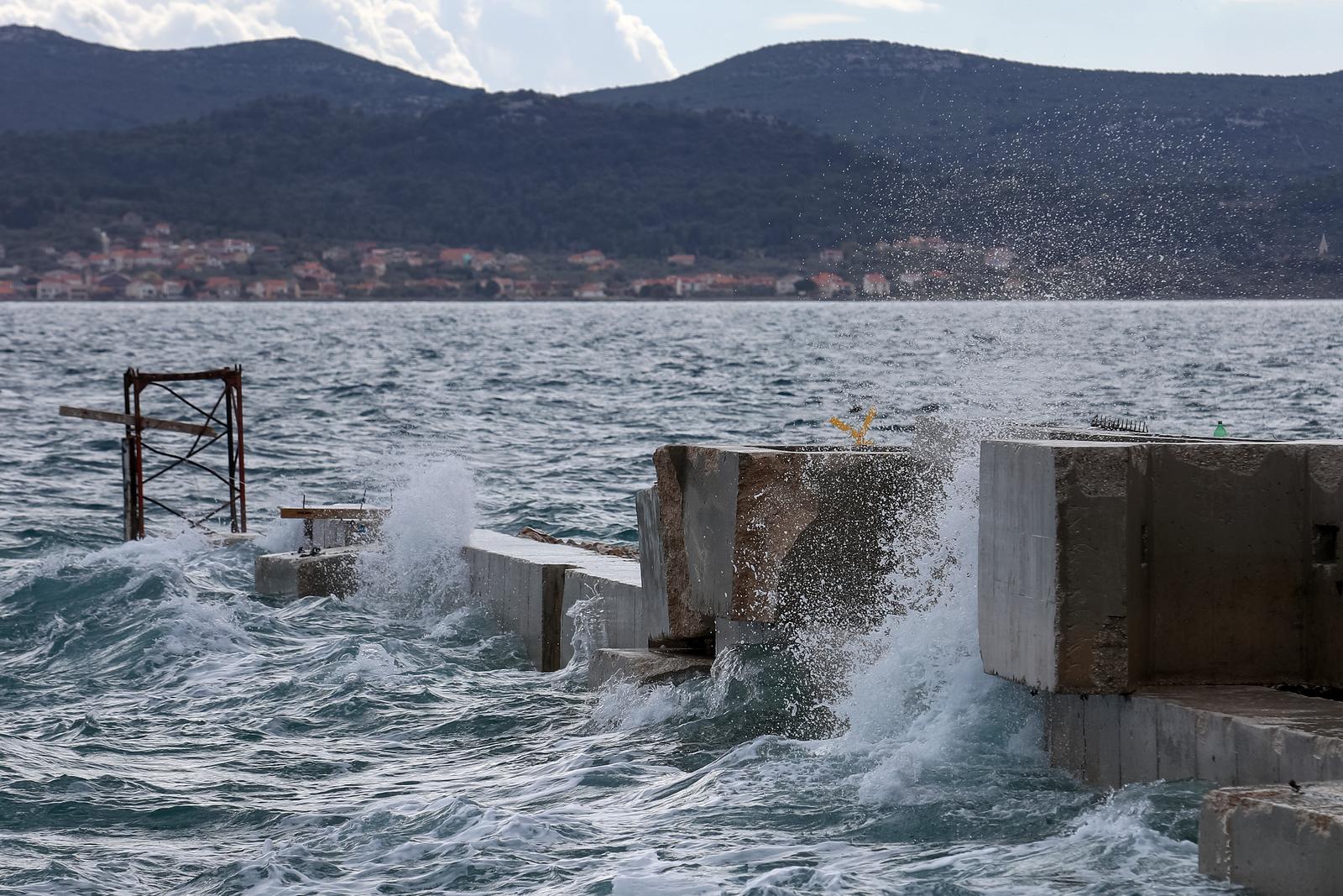 15.04.2023., Zadar - Juzina na zadarskom gatu na kojem jos traju radovi Photo: Sime Zelic/PIXSELL