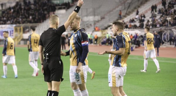 15.12.2024., stadion Poljud, Split - SuperSport HNL, 17. kolo, HNK Hajduk - HNK Rijeka. Sudac Mateo Erceg pokazuje zuti karton Lindonu Selahiju. Mateo Erceg, Ivan Smolcic, Lindon Selahi Photo: Ivo Cagalj/PIXSELL