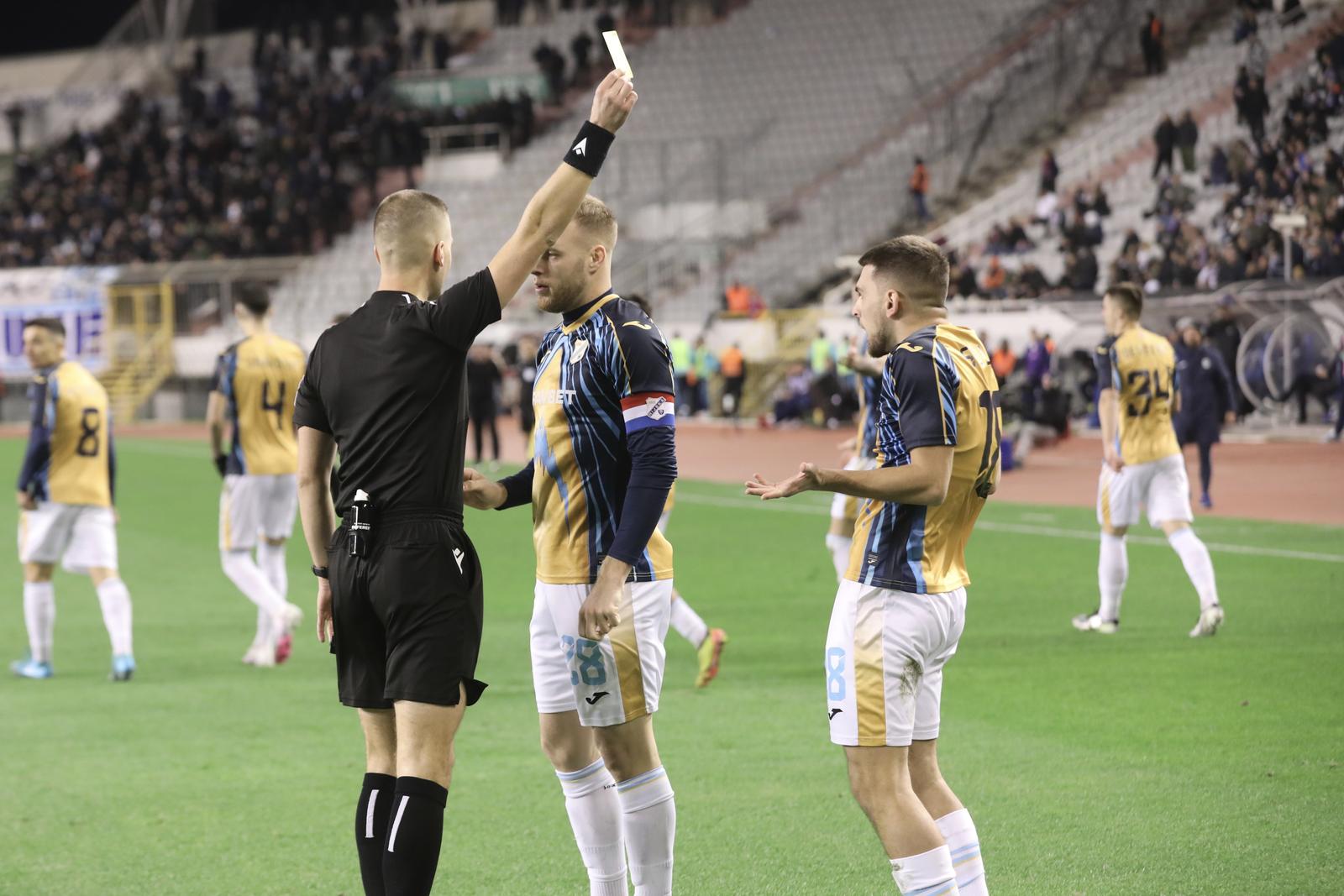 15.12.2024., stadion Poljud, Split - SuperSport HNL, 17. kolo, HNK Hajduk - HNK Rijeka. Sudac Mateo Erceg pokazuje zuti karton Lindonu Selahiju. Mateo Erceg, Ivan Smolcic, Lindon Selahi Photo: Ivo Cagalj/PIXSELL