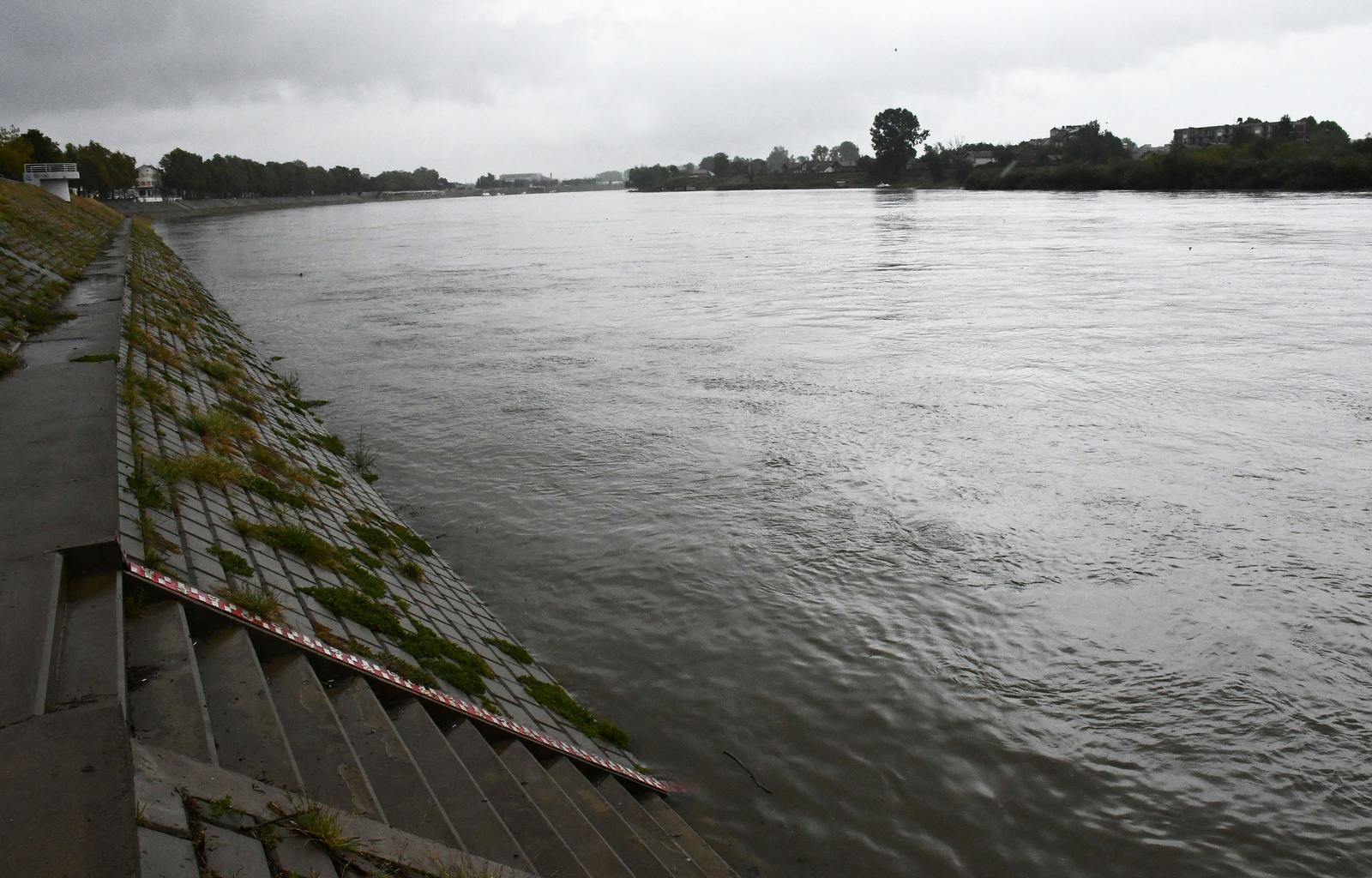 16.09.2024., Slavonski Brod - Vodostaj Save tijekom vikenda porastao gotovo 2 i pol metra, sa 33 cm kokilo je izmjereno u subotu na cak 274 cm danas. Photo: Ivica Galovic/ PIXSELL/PIXSELL