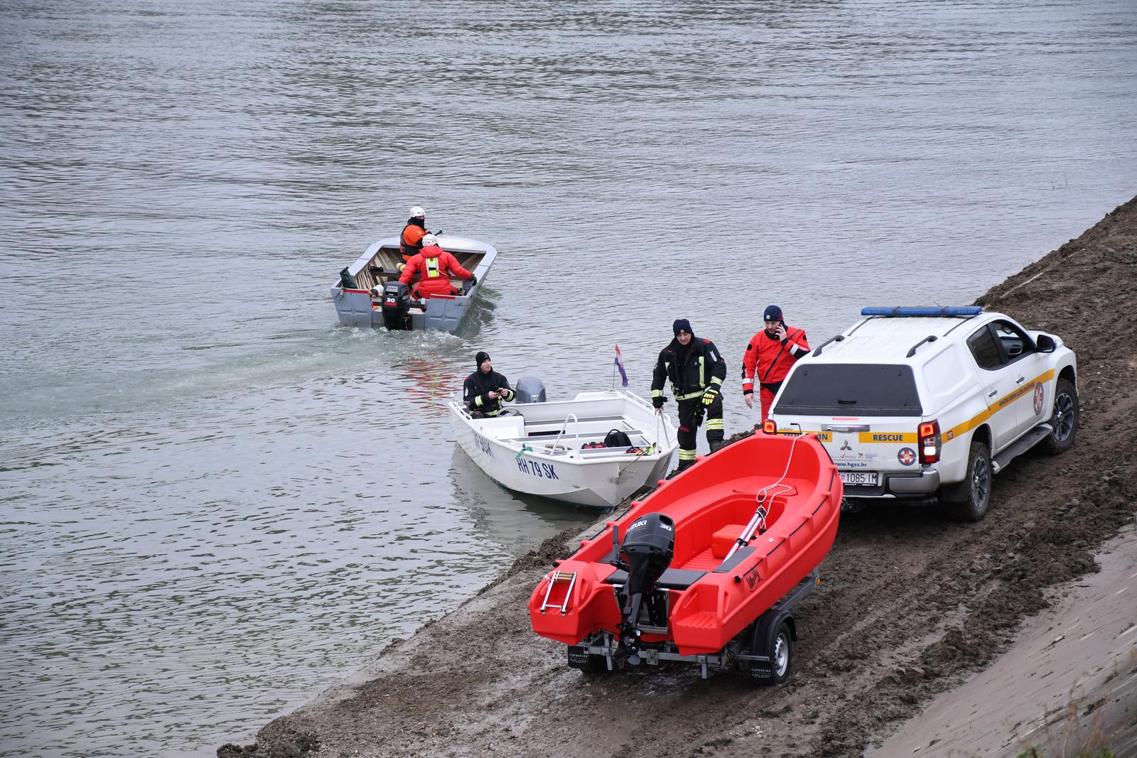 17.01.2025., Martinska Ves - Treci dan traje potraga za djetetom koje je nestalo u rijeci Savi kada je s njim majka usla u hladnu rijeku. U tijeku je i potraga ruijeke Save na podrucju Martinske Vesi Photo: Nikola Cutuk/PIXSELL