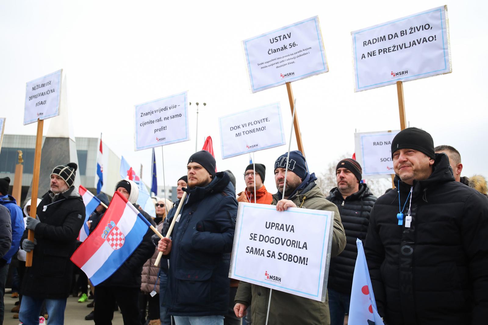 18.01.2025., Zagreb - Nezavisni sindikat radnika Hrvatske (NSRH) organizirao je prosvjed za solidarnost svih radnika, bez obzira na clanstvo u sindikatu. Razlozi - hitno povecanje placa, poboljsanje uvjeta rada i uvazavanje zahtjeva radnika INA Grupe.  Photo: Emica Elvedji/PIXSELL