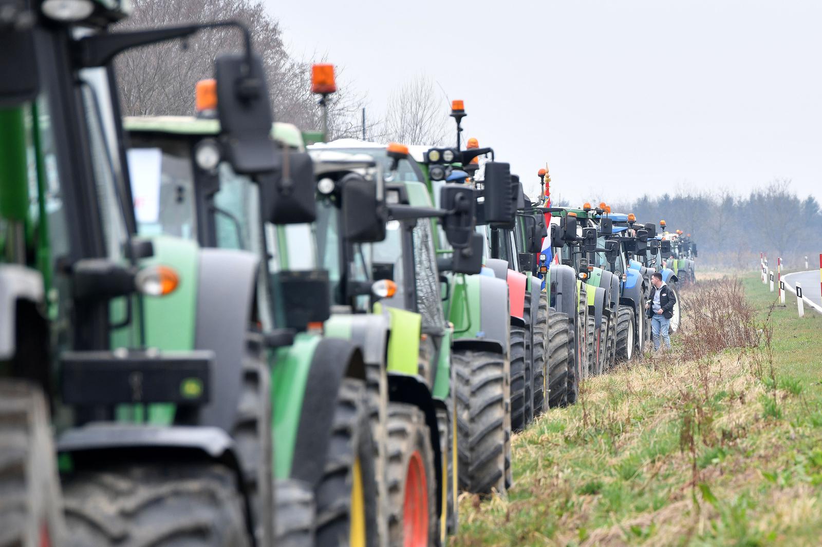 19.02.2024., Cakovec - Javni prosvjed vlasnika OPG-ova Medjimurske i Varazdinske zupanije. Prosvjednici su traktorima krenuli u "prosvjedni obilazak" grada Cakovca kako bi time podrzali poljoprivrednike koji prosvjeduju diljem Europe. Photo: Vjeran Zganec-Rogulja/PIXSELL