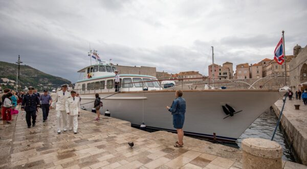 19.09.2019., Brod Ucka, Dubrovnik - Obred polaganja vijenca u more za sve poginule mornare.rPhoto: Grgo Jelavic/PIXSELL