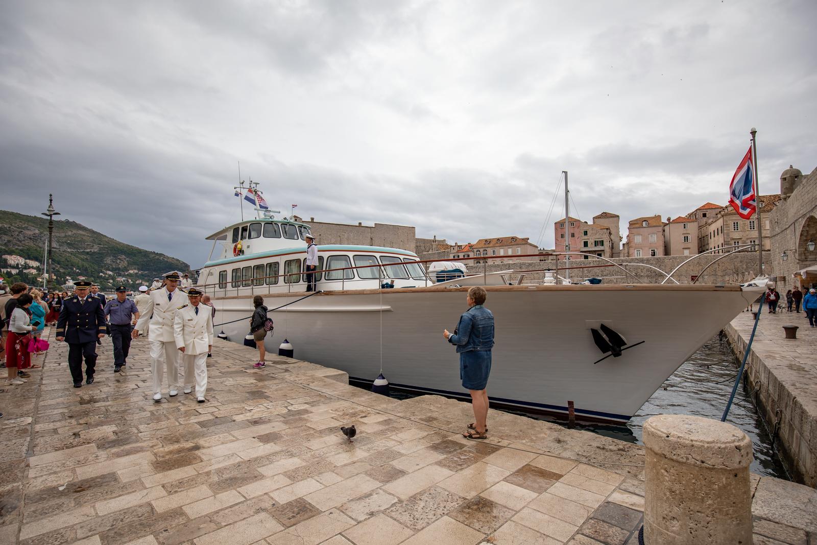 19.09.2019., Brod Ucka, Dubrovnik - Obred polaganja vijenca u more za sve poginule mornare.rPhoto: Grgo Jelavic/PIXSELL