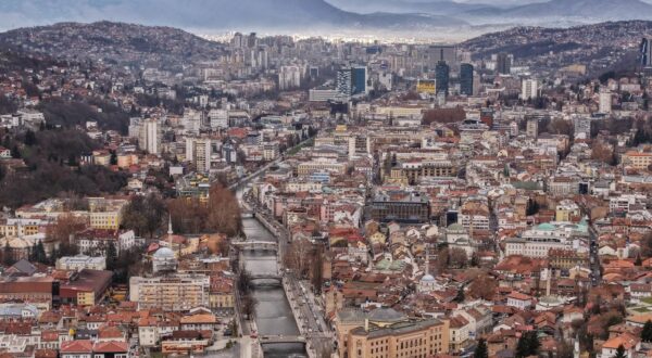 20.12.2024., Sarajevo, Bosna i Hercegovina - Pogled iz zraka na Sarajevo koje je danima bilo medju najzagadjenijim gradovima svijeta. Situacija se jutros znacajno promijenila jer indeks kvalitete zraka u Sarajevu iznosi 36 sto je na stranici IQ Air oznaceno kao "dobar". Photo: Armin Durgut/PIXSELL