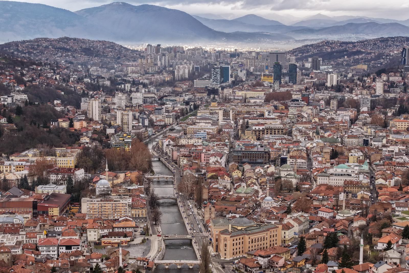 20.12.2024., Sarajevo, Bosna i Hercegovina - Pogled iz zraka na Sarajevo koje je danima bilo medju najzagadjenijim gradovima svijeta. Situacija se jutros znacajno promijenila jer indeks kvalitete zraka u Sarajevu iznosi 36 sto je na stranici IQ Air oznaceno kao "dobar". Photo: Armin Durgut/PIXSELL