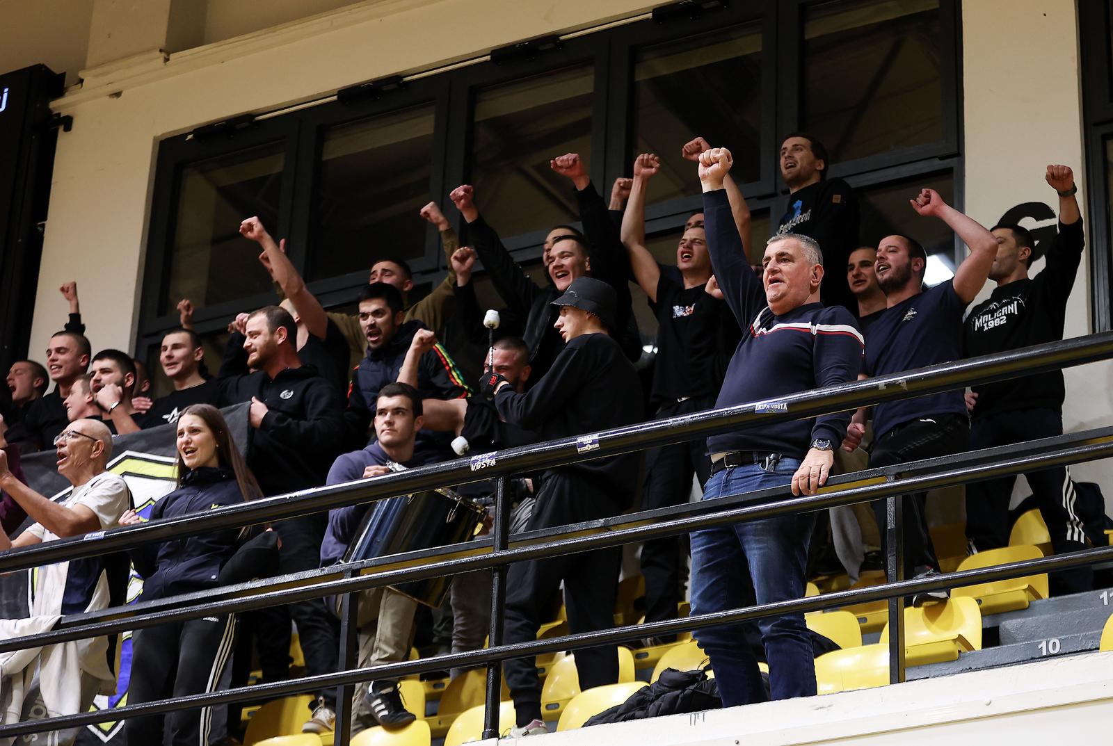 21.01.2025., Split- mala dvorana Gripe, susret 18. kola prvenstva Hrvatske za kosarkase Split - Alkar. Miro Bulj sa sinjskim Maliganima navija za Alkar Photo: Ivana Ivanovic/PIXSELL