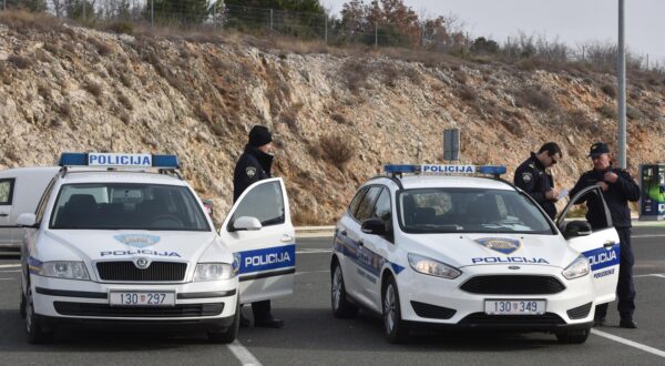 22.01.2020., Prokljan - Velika policijska akcija na autocesti  A-1 Zagreb-Split kod odmorista Prokljan. Uz prometnu policiju u akciji su sudjelovale i granicna policija, odjel za droge te sve inspekcije ukljucujuci i carinu. Photo: Hrvoje Jelavic/PIXSELL