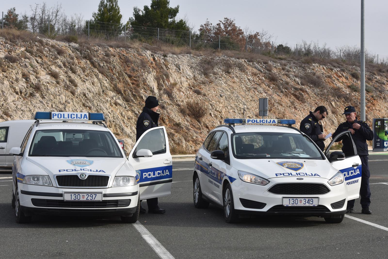 22.01.2020., Prokljan - Velika policijska akcija na autocesti  A-1 Zagreb-Split kod odmorista Prokljan. Uz prometnu policiju u akciji su sudjelovale i granicna policija, odjel za droge te sve inspekcije ukljucujuci i carinu. Photo: Hrvoje Jelavic/PIXSELL