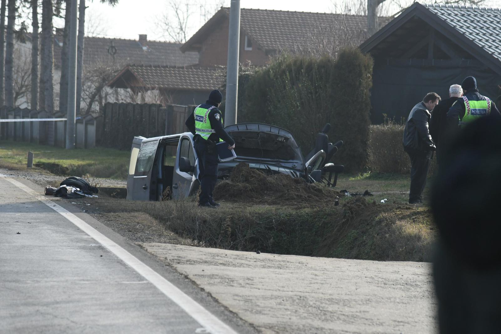 22.01.2025., Pitomaca - U prometnoj nesreci poginule dvije osobe. Na podravskoj magistrali na izlazu iz Pitomace prema Virovitici kombi vozilo je sletjelo s konika i zavrsilo u putnom jarku. Detalji ce biti poznati nakon policijskog ocevida.  Photo: Damir Spehar/PIXSELL