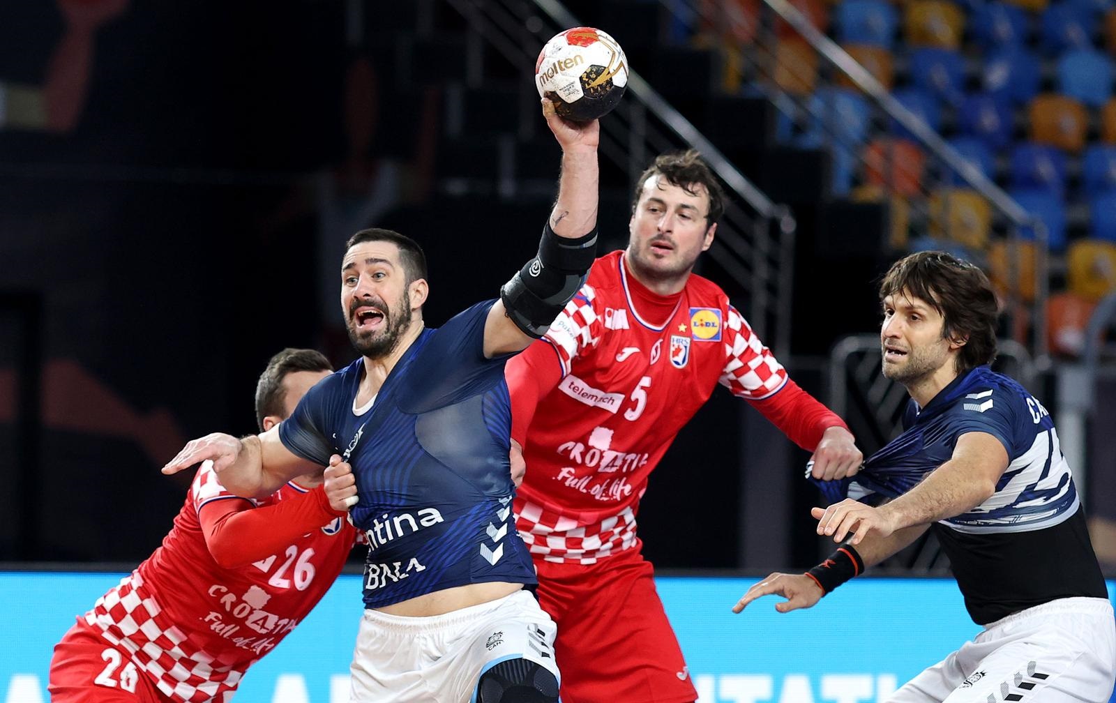 23.01.2021., sportska dvorana stadiona Kairo, Kairo, Egipat - Svjetsko rukometno prvenstvo, skupina 2, Argentina - Hrvatska. Manuel Strlek, Federico Pizarro, Domagoj Duvnjak, Gonzalo Matias Carou   Photo: Slavko Midzor/PIXSELL