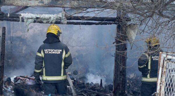 23, December, 2020, Belgrade - In a large fire that broke out not far from the Belgrade fair, a family house burned to the ground. Photo: Antonio Ahel/ATAImages"n"n23, decembar, 2020, Beograd - U velikom pozaru koji je  izbio nedaleko od Beogradskog sajma, do temelja je izgorela porodicna kuca. Photo: Antonio Ahel/ATAImages