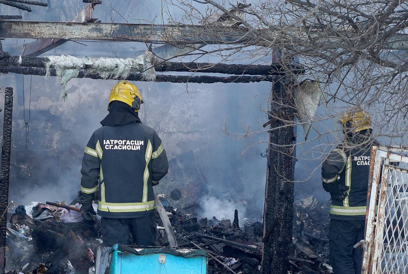 23, December, 2020, Belgrade - In a large fire that broke out not far from the Belgrade fair, a family house burned to the ground. Photo: Antonio Ahel/ATAImages"n"n23, decembar, 2020, Beograd - U velikom pozaru koji je  izbio nedaleko od Beogradskog sajma, do temelja je izgorela porodicna kuca. Photo: Antonio Ahel/ATAImages